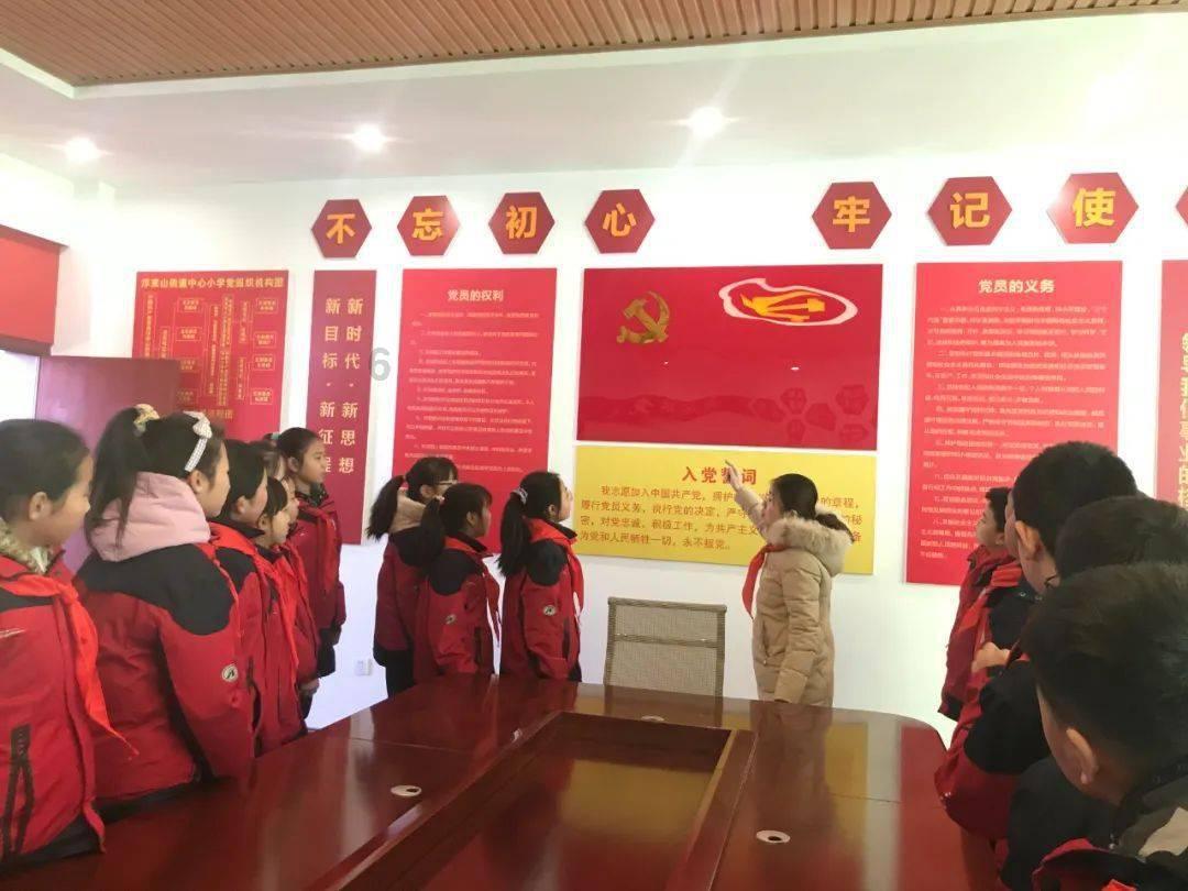遵义市中级人民法院退休干部集中观看《伟大转折》剧目